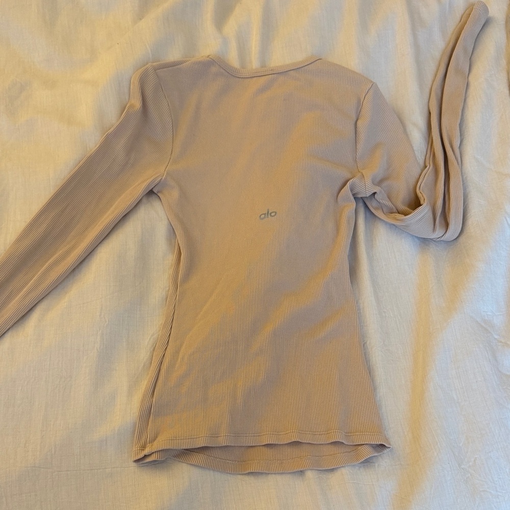 LIKE NEW ALO Yoga Long Sleeve Ribbed Crew Top in Light Beige